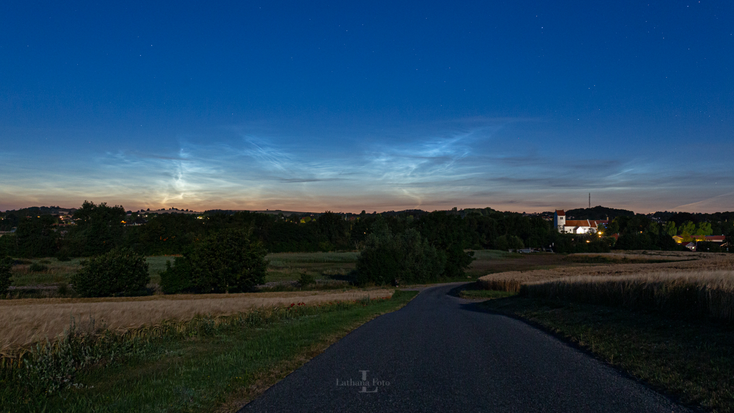 180719 Lysende natskyer over Asnæs by