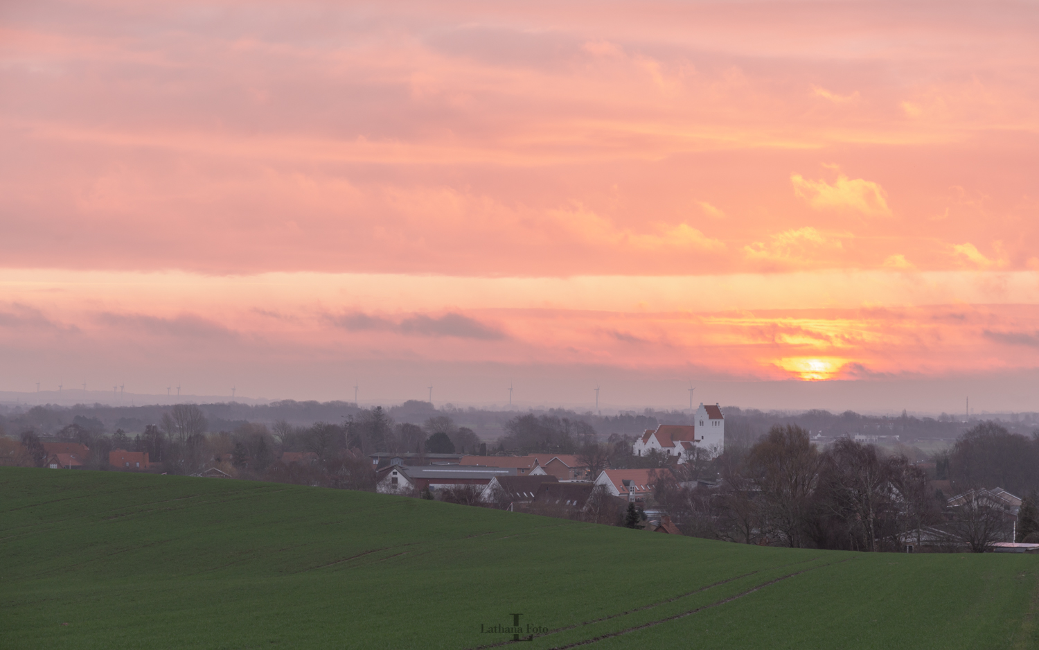 Solopgang over kirkebyen 100121 1