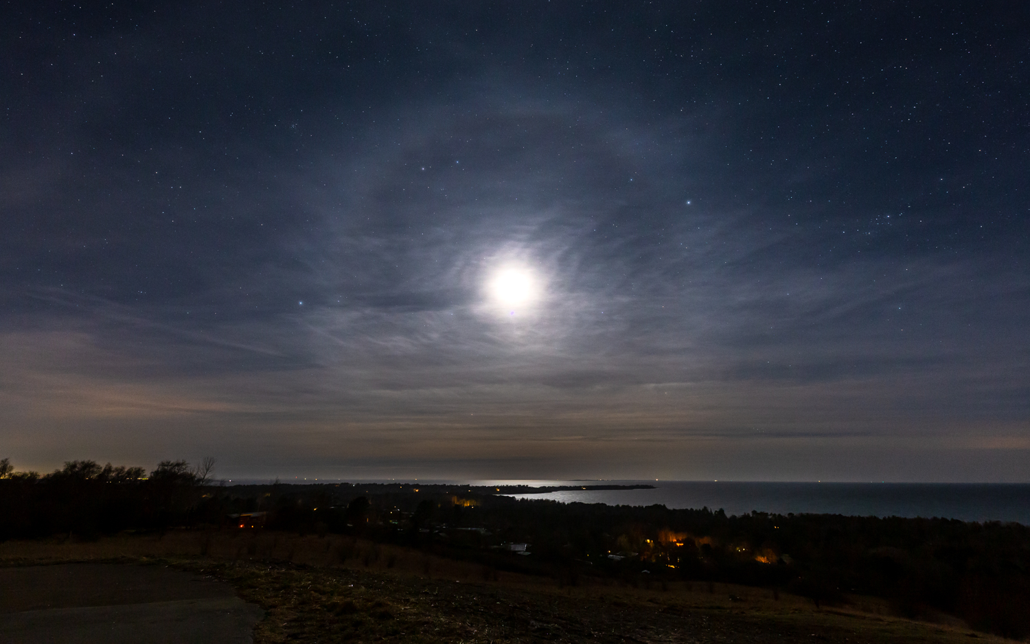 Månehalo over Ordrup Næs 220321